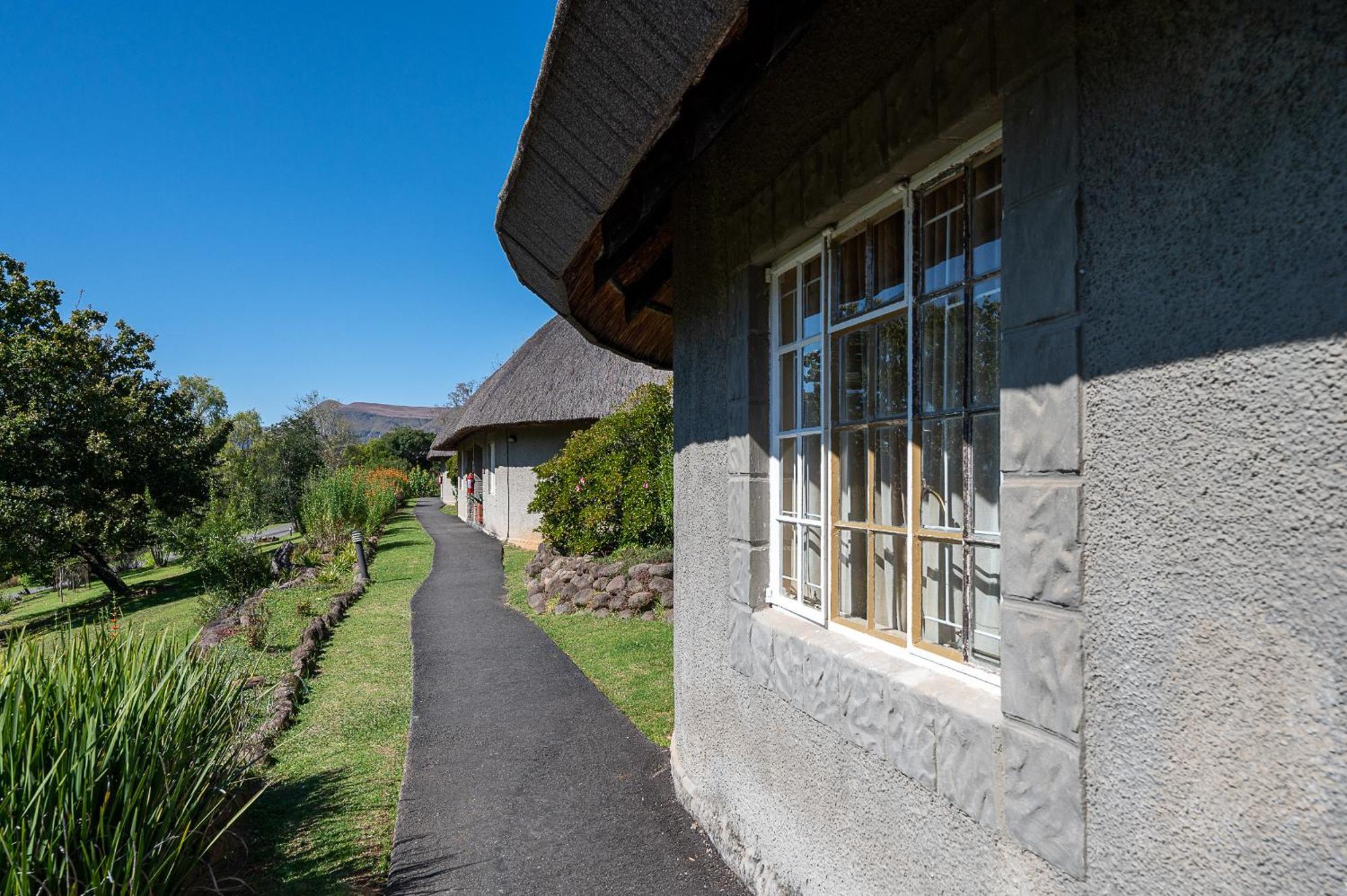 Cathedral Peak Hotel Winterton Exterior photo